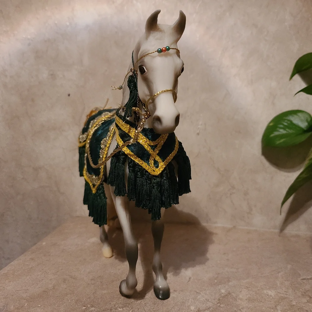 Breyer 2003 white Arabian w/ Costume traditional model horse - Picture 5 of 5